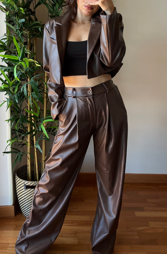 Completo in simil pelle