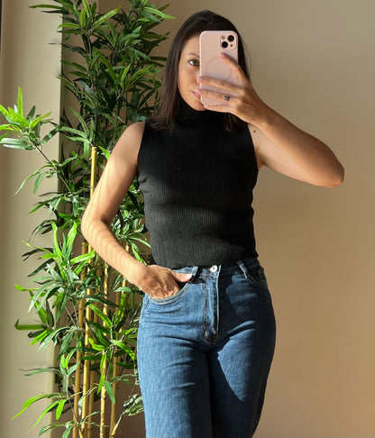 Maglia smanicata a costine