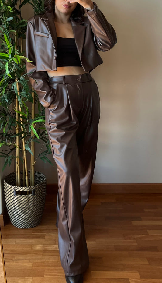 Completo in simil pelle