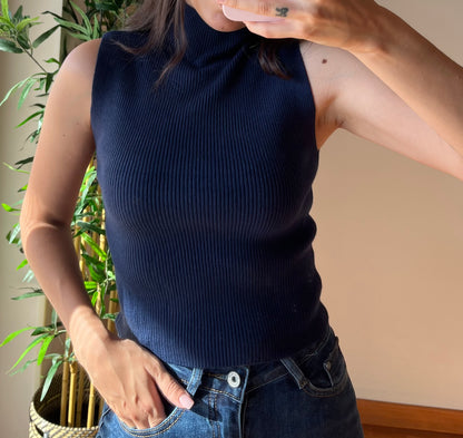 Maglia smanicata a costine